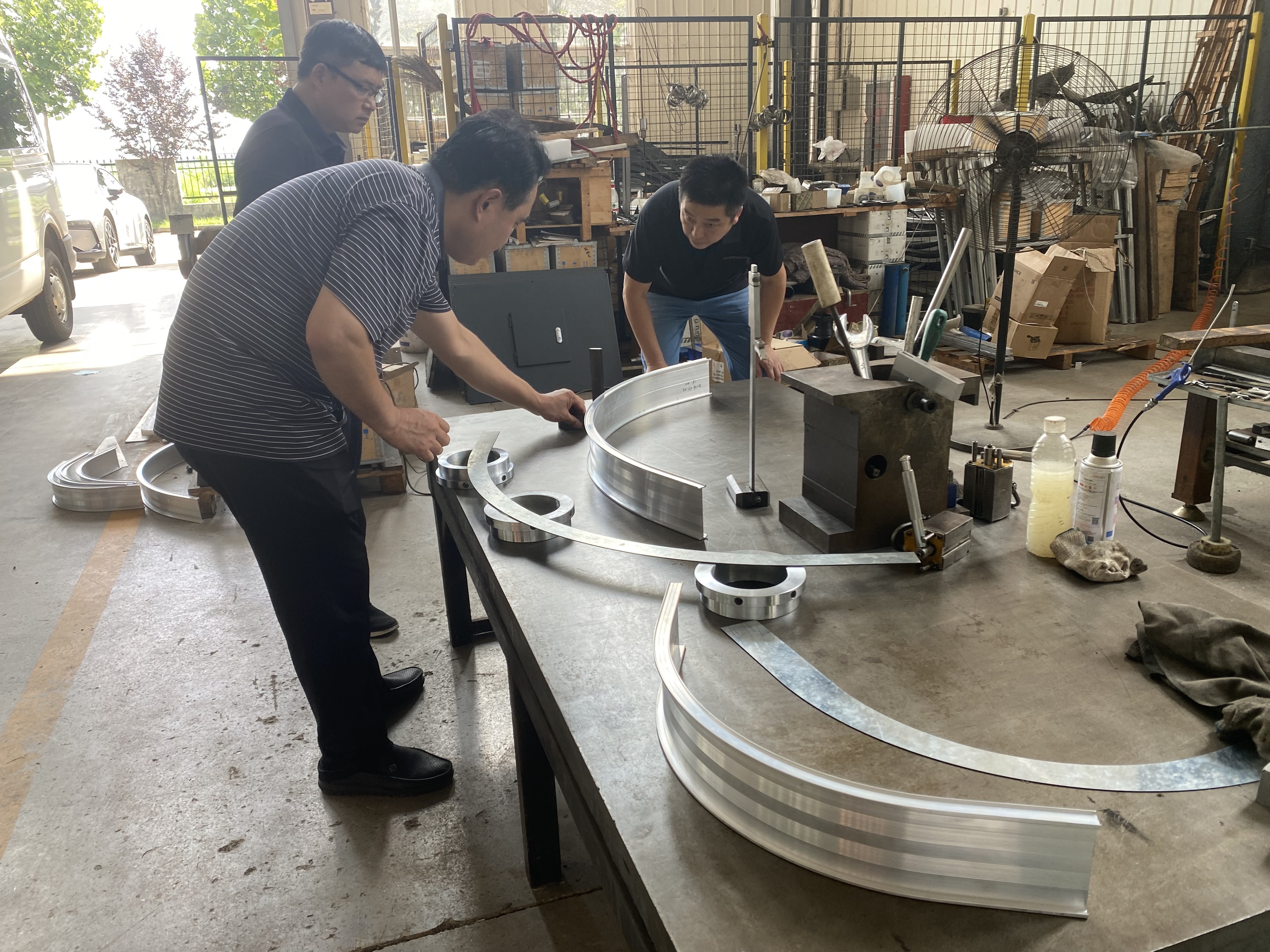 Manual inspection of a curved profile
